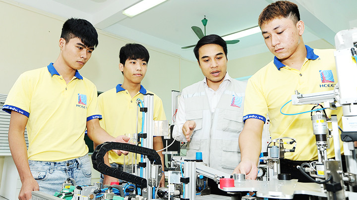 Đào tạo nghề tại Trường cao đẳng Điện tử - Điện lạnh Hà Nội. Ảnh: HẢI NAM