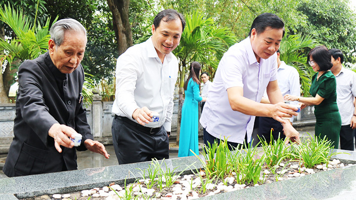 Nhà văn Võ Bá Cường (ngoài cùng bên trái) dâng hương, dâng rượu tại phần mộ đại thi hào Nguyễn Du.