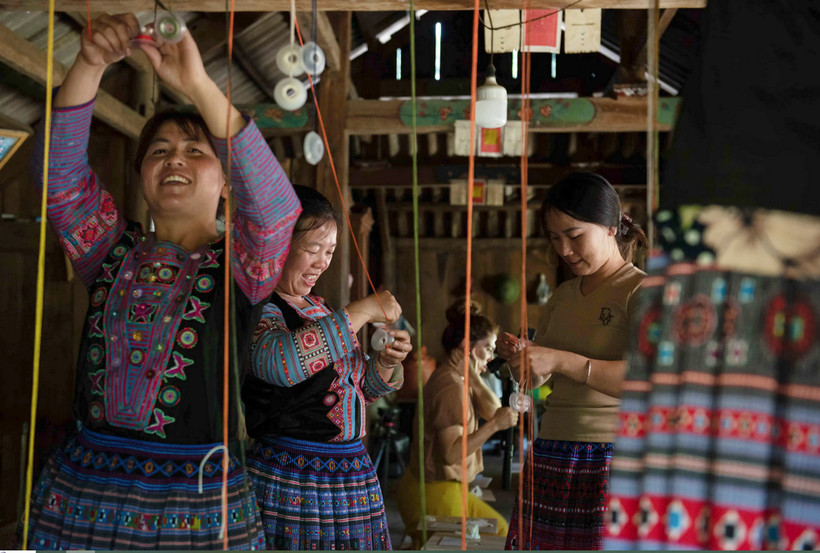 Bà con người H’Mông xanh tại Pà Cò (Hòa Bình) tham gia dự án. 