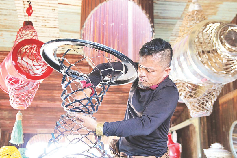 Họa sĩ Nguyễn Quốc Dân hoàn thiện tác phẩm.