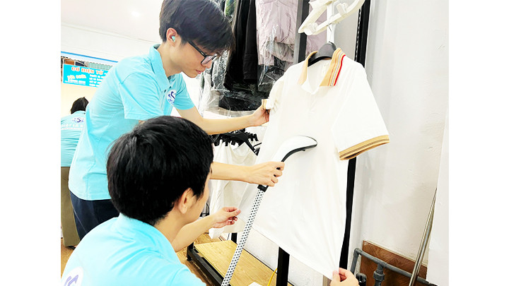 Nhân viên tiệm giặt là luôn chu đáo với mỗi bộ quần áo khách hàng mang đến.