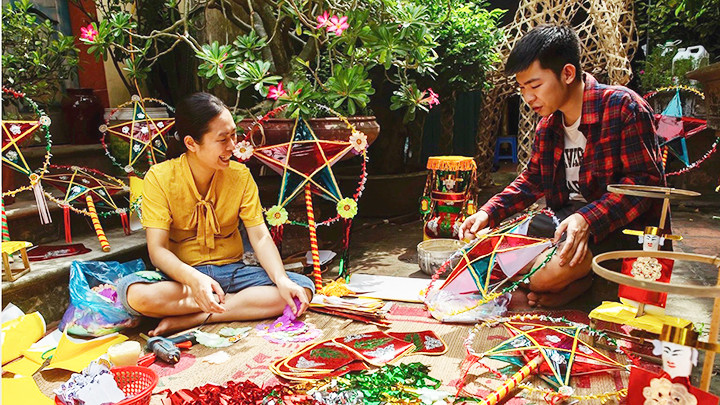 Làm đèn ông sao ở làng tranh dân gian Đông Hồ. Ảnh: QUYỀN HUY