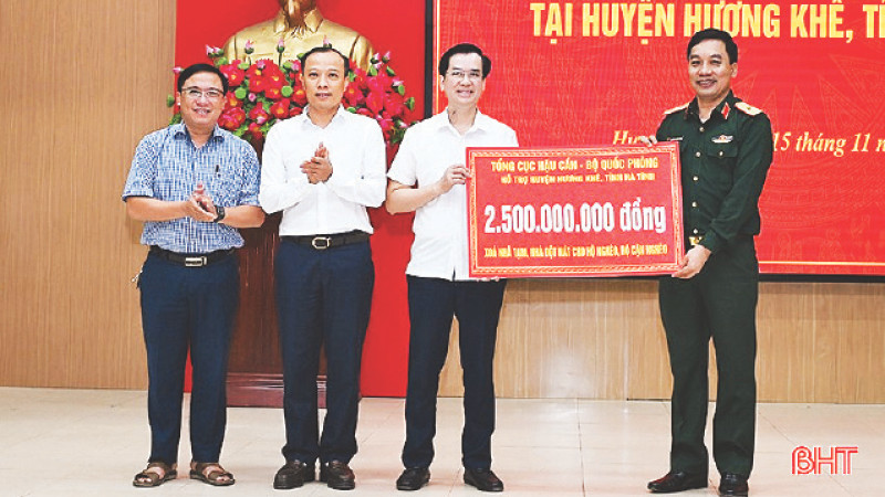 Lãnh đạo Tổng cục Hậu cần trao kinh phí 2,5 tỷ đồng hỗ trợ xây dựng nhà ở cho huyện Hương Khê, Hà Tĩnh. (Ảnh Chiến Tấn)