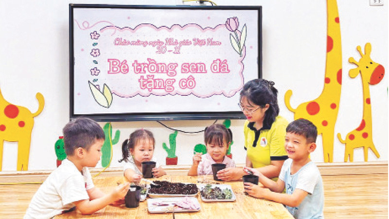 Giờ học của cô và trò Trường mầm non Nắng Mai, quận Hoàn Kiếm. (Ảnh MAI DUNG)