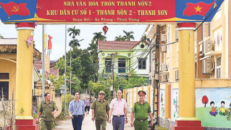 Lực lượng công an phối hợp lực lượng bảo vệ an ninh trật tự ở cơ sở và các ban, ngành, đoàn thể tuyên truyền, phổ biến giáo dục pháp luật trên địa bàn thành phố Phủ Lý, tỉnh Hà Nam. (Ảnh LÊ PHƯỢNG)