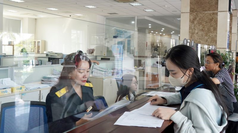 Người nộp thuế làm thủ tục thuế tại Cục Thuế Thành phố Hồ Chí Minh. Ảnh THẾ ANH