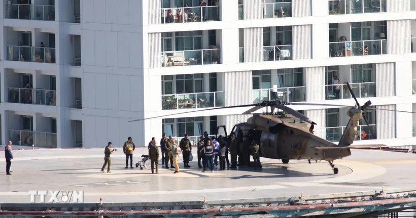 Trực thăng chở con tin Israel được Hamas trả tự do về tới Tel Aviv, Israel ngày 1/2. (Ảnh: THX/TTXVN) 