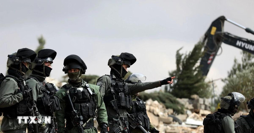 Binh sỹ Israel được triển khai tại thành phố Hebron, Bờ Tây. (Ảnh: THX/TTXVN) 