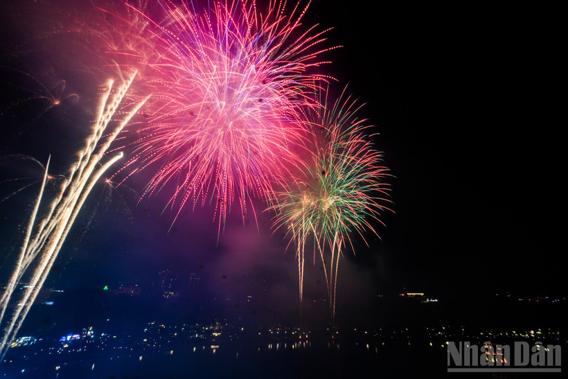 Pháo hoa chào năm mới 2025 tại Hà Nội. (Ảnh THÀNH ĐẠT)