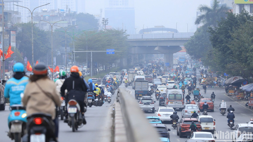 Báo cáo Hiện trạng môi trường Việt Nam 2023 vừa được Bộ Tài nguyên và Môi trường công bố cho biết, ô nhiễm không khí đứng thứ 5 trong bảng xếp hạng về nguy cơ tử vong và bệnh tật tại Việt Nam. Ô nhiễm không khí làm tăng nguy cơ nhiễm trùng đường hô hấp, bệnh tim, đột quỵ và ung thư phổi.