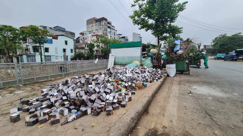 Hàng nghìn hộp có dán nhãn thực phẩm bảo vệ sức khỏe đã được người dân phát hiện vứt tràn lan ra vỉa hè đường Nguyễn Lân, phường Khương Mai, Thanh Xuân (Hà Nội).