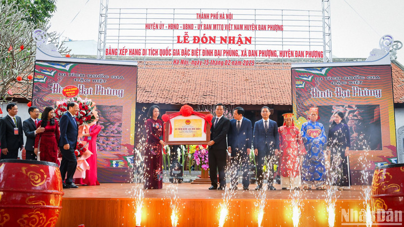 Phó Chủ tịch Ủy ban nhân dân thành phố Hà Nội Vũ Thu Hà trao Bằng xếp hạng di tích quốc gia đặc biệt đình Đại Phùng cho chính quyền và nhân dân địa phương. (Ảnh: THÀNH ĐẠT) 