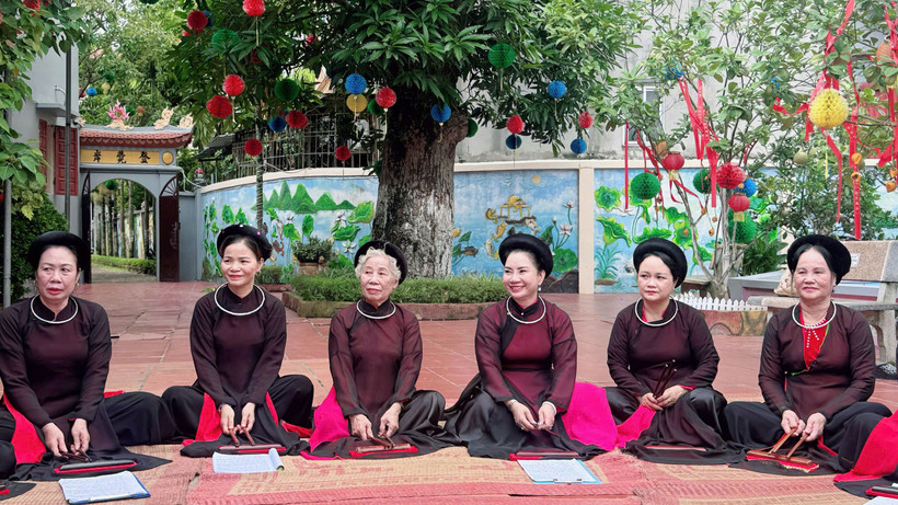 Đã ở tuổi "xưa nay hiếm", nhưng suốt 30 năm qua, nghệ nhân ưu tú Lưu Thị Kim Liên (sinh năm 1942, trú tại Yên Nghĩa, Hà Đông, Hà Nội) vẫn miệt mài lưu giữ, bảo tồn và phát huy giá trị di sản văn hóa của làn điệu ca trù. 