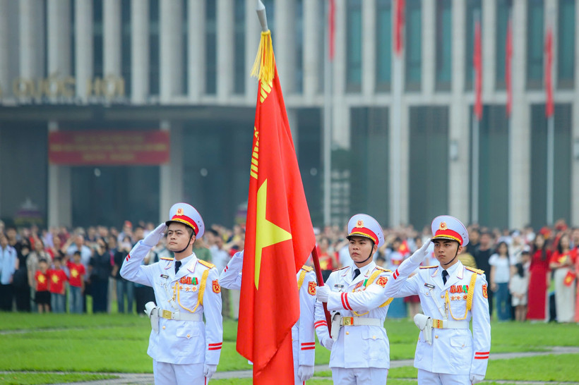 [Ảnh] Lễ chào cờ tại Quảng trường Ba Đình chào mừng 50 năm Ngày Giải phóng miền nam, thống nhất đất nước