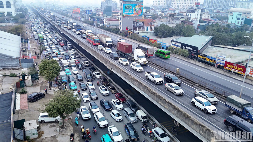 [Ảnh] Cửa ngõ, bến xe tại Hà Nội đông nghịt người về quê đón Tết