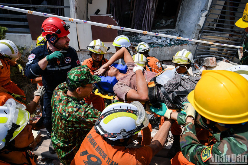 Công binh Việt Nam phối hợp cùng các lực lượng cứu hộ quốc tế giải cứu thành công bếp trưởng Thep Maung Maung ra khỏi đống đổ nát sau 124 giờ bị chôn lấp. (Ảnh: THÀNH ĐẠT)