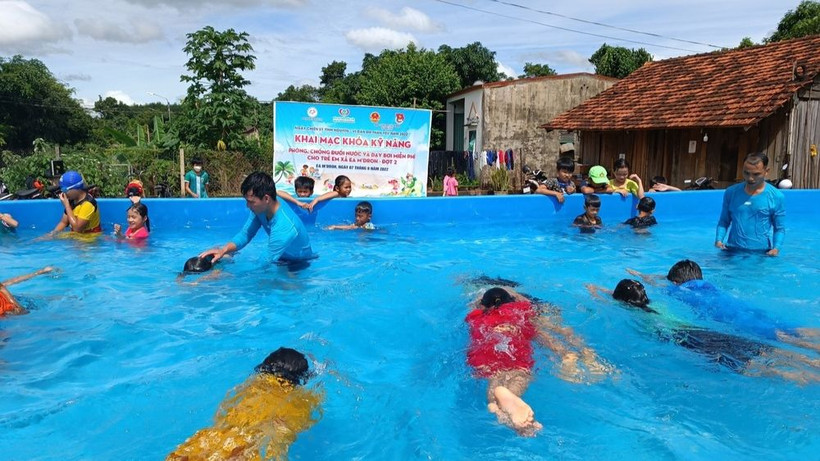 Đứng trước thực trạng số trẻ em tử vong vì đuối nước tăng cao, Câu lạc bộ Vì đàn em thân yêu đã lên ý tưởng và triển khai dự án "Bể bơi di động về Buôn" dạy bơi miễn phí cho trẻ em. 