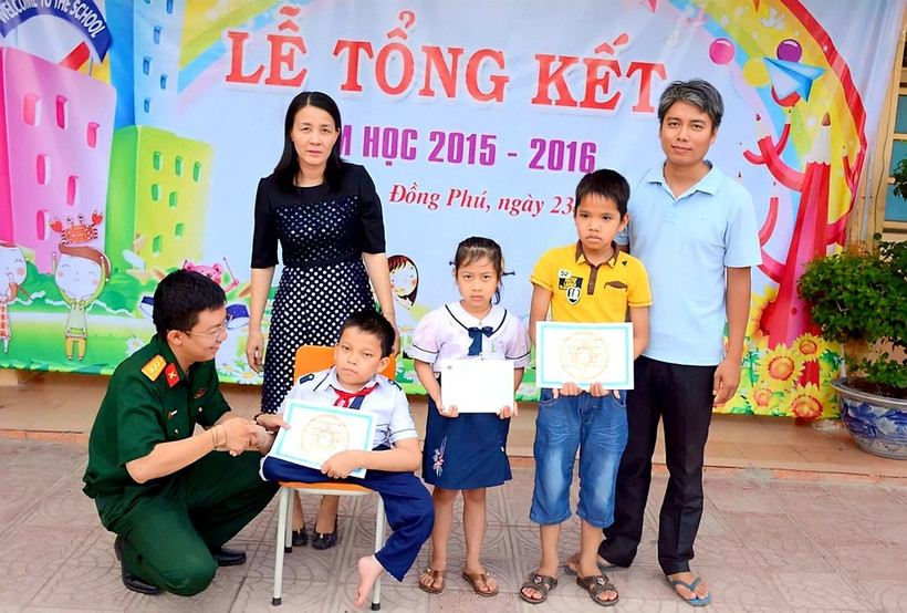 Nhà báo Hoàng Trường Giang tặng quà các học sinh khó khăn trong một chuyến thiện nguyện.