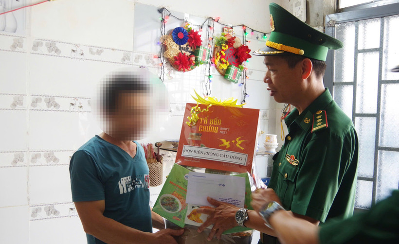 Cán bộ Đồn Biên phòng Cầu Bóng đến thăm và động viên gia đình cháu N.X.Y.N.