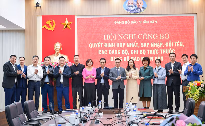 Các đại biểu chụp ảnh lưu niệm tại Hội nghị.