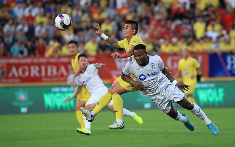 Pha bóng giữa cầu thủ hai đội Sông Lam Nghệ An (áo trắng) và Nam Định. (Ảnh VPF)