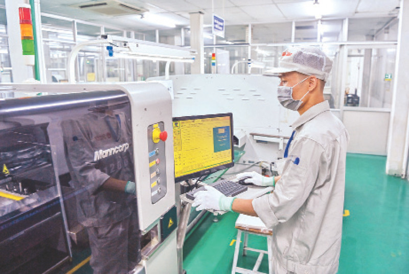 Sản xuất bảng mạch điện tử bóng đèn LED tại Công ty cổ phần Bóng đèn phích nước Rạng Đông. (Ảnh MINH HÀ)