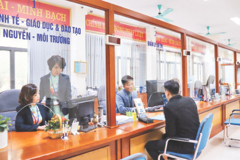 Bộ phận "một cửa" UBND quận Hai Bà Trưng thực hiện nghiêm kỷ luật, kỷ cương hành chính trong ngày làm việc đầu tiên sau kỳ nghỉ Tết Nguyên đán. (Ảnh HIỀN CHI)