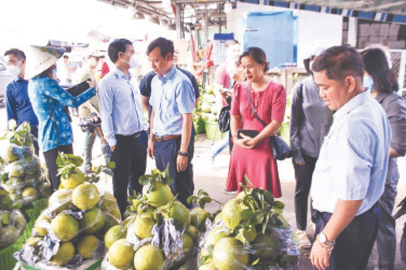 Du khách tham quan chợ đầu mối Bình Điền, sản phẩm du lịch đặc trưng của Quận 8. (Ảnh CTV)