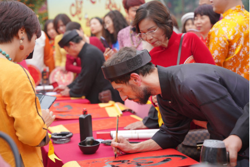 “Ông đồ” Tây Jean Sébastien trình diễn thư pháp tại Hội chữ Xuân Quý Mão.