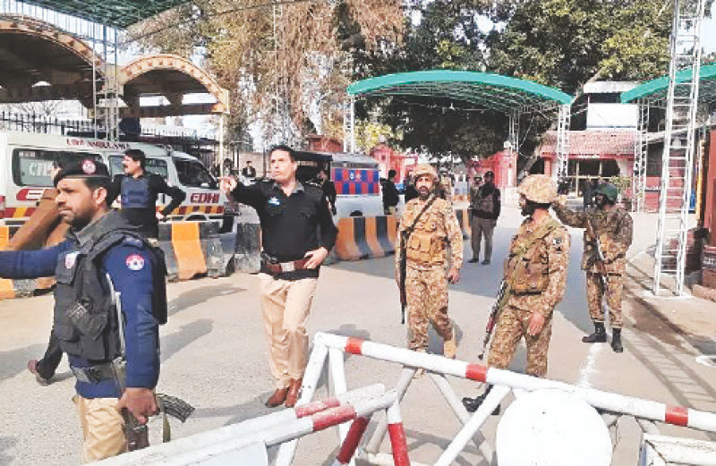 Lực lượng an ninh Pakistan tại hiện trường vụ nổ. (Ảnh Al Jazeera)