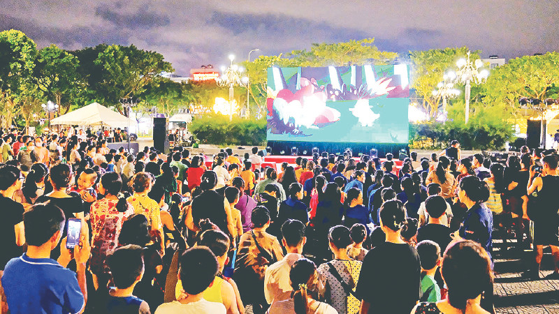 Chiếu phim ngoài trời phục vụ khán giả tại Liên hoan phim châu Á - Đà Nẵng năm 2024.