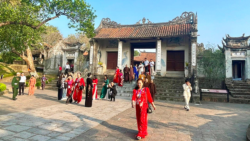 Du khách tham quan Khu di tích Cổ Loa (Đông Anh, Hà Nội).
