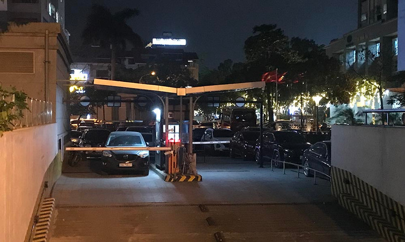 Bốn cửa hầm đều bị chặn, chắn cả lối vào và ra tối 16/4.