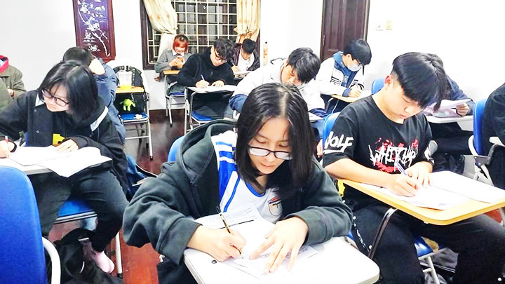 Ngoài giờ học chính khóa, nhiều học sinh ôn luyện để có chứng chỉ IELTS.