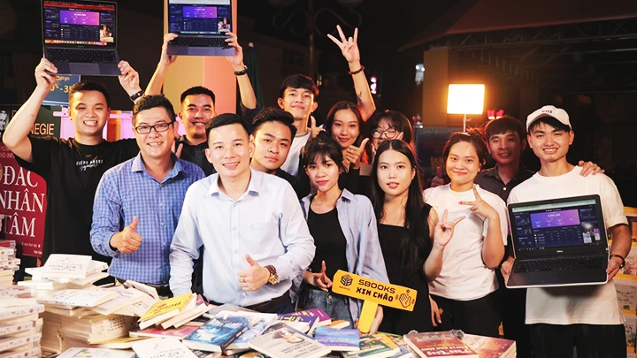 Phiên livestream bán sách và giao lưu với độc giả cả nước tại gian hàng Sbooks thu về kết quả khả quan.