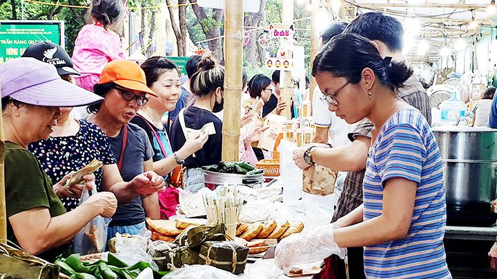 Người tiêu dùng nên lựa chọn các loại thực phẩm có xuất xứ và nguồn gốc rõ ràng. Ảnh: HẢI NAM