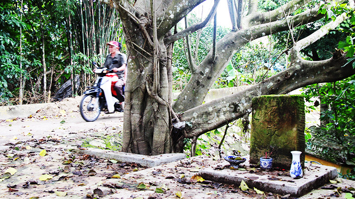 Phiến đá “Thạch Cảm Đương” chứng kiến bao thăng trầm lịch sử đang được thờ cúng ở làng Nguyệt Biều.