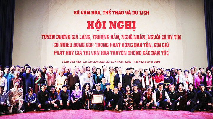 Các già làng, trưởng bản, nghệ nhân đến từ 63 tỉnh, thành phố tại lễ tuyên dương ở Làng Văn hóa - Du lịch các dân tộc Việt Nam.