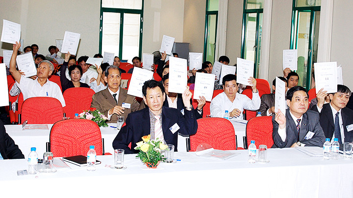 Biểu quyết tại đại hội cổ đông. Ảnh: NGUYỆT ANH