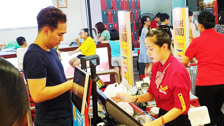 Thẻ tín dụng có nhiều tiện ích giúp người tiêu dùng dễ thanh toán. Ảnh: NAM ANH