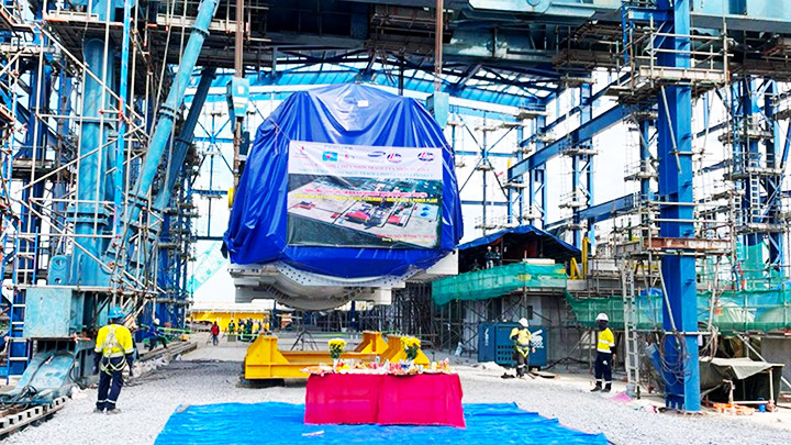 Lắp đặt máy phát điện Nhà máy điện Nhơn Trạch 4. Ảnh: DUY TÌNH