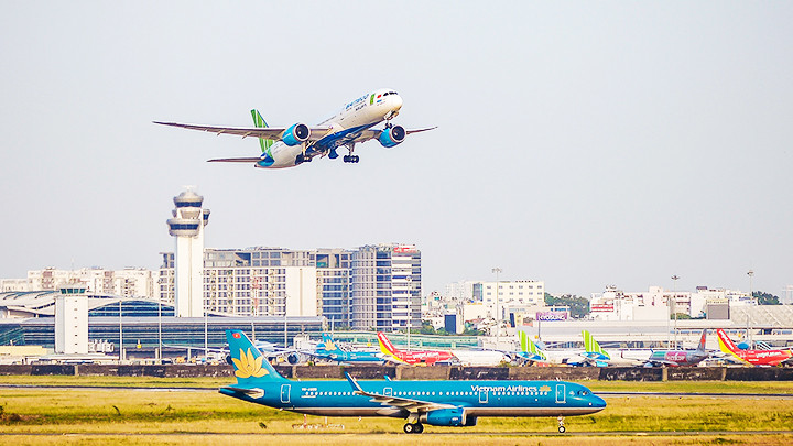 Việc thiếu máy bay đang đẩy giá vé liên tục neo ở mức cao.