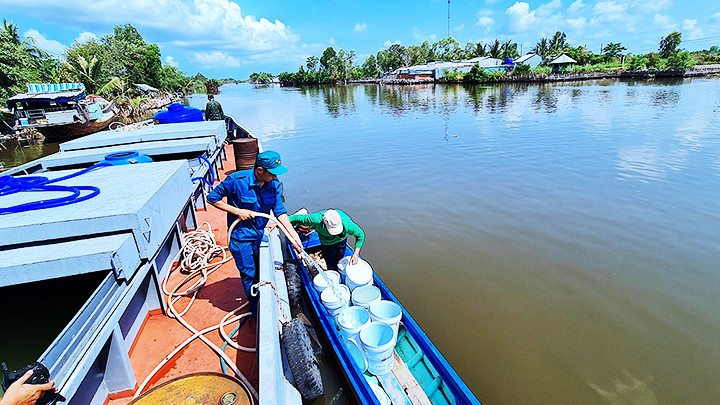 Cà Mau vận chuyển nước sinh hoạt để “cứu khát” cho người dân. Ảnh: TÙNG HỮU