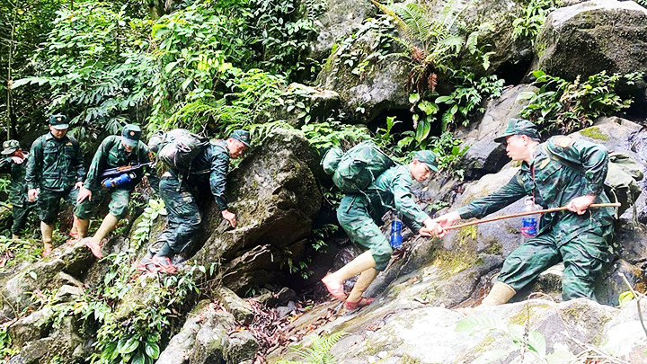 Lên cột mốc biên giới.