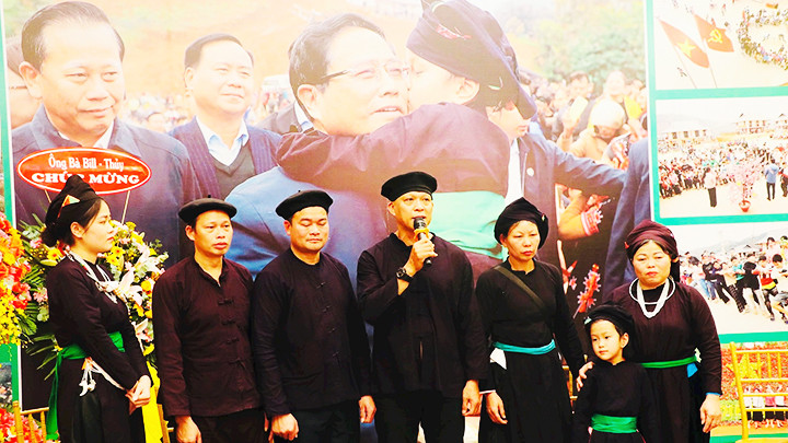 Nghệ sĩ nhiếp ảnh Nguyễn Á (cầm micro) chia sẻ hành trình làm sách “Vươn lên thôn Làng Nủ”.