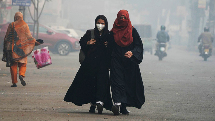 Người dân Lahore đang phải hít thở bầu không khí ô nhiễm nặng nề. Ảnh: ASAHI