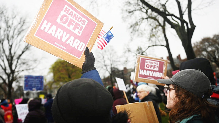 Nhiều người phản đối giới chức Mỹ can thiệp vào Harvard. Ảnh: REUTERS