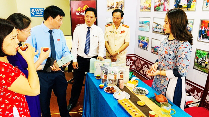Chị Linh (bên phải), giới thiệu trà shan tuyết cho khách thưởng lãm.