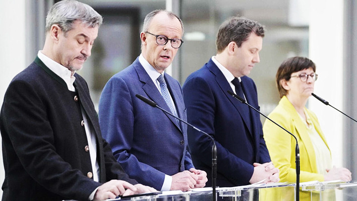 Ông Friedrich Merz (thứ hai, trái sang) họp báo cùng các thành viên CDU/CSU. Ảnh: AP