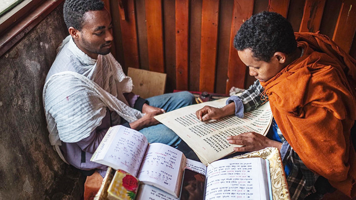 Solomon Mamo (phải) thảo luận với nhà văn Dawit Fantaye. Ảnh: FRED HARDER